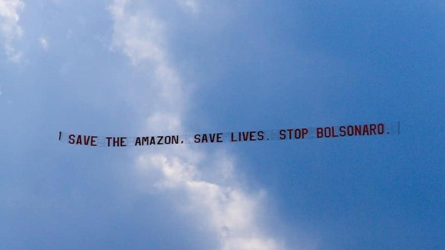 "Salve a Amazônia, salve vidas, pare Bolsonaro", diz a faixa no avião que sobrevoou o céu de Nova York - Divulgação/Alcir Silva