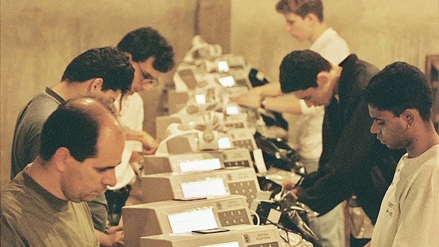 24.set.1996 - Funcionários do TSE preparam urnas eletrônicas para as eleições de 1996, em São Paulo, a primeira a usar o sistema no Brasil - Lalo de Almeida/Folhapress