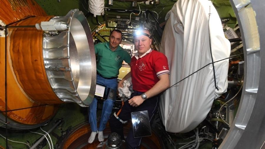 Os russos Oleg Novitskiy e Pyotr Dubrov mostram o interior do módulo Nauka na ISS (Estação Espacial Internacional) - Thomas Pesquet / ESA / NASA / Flickr