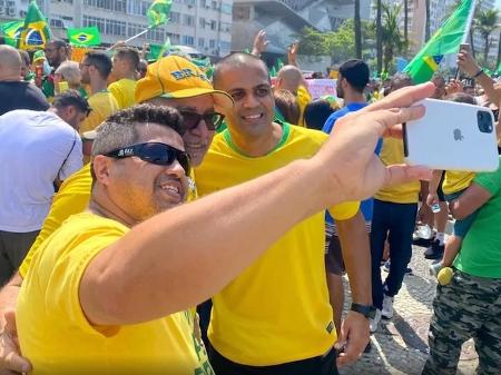 Queiroz é tietado com apoiadores de Bolsonaro - Reprodução: Arthur Guimarães/TV Globo