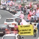 2.out.2021 - Com crítica à alta de preços, manifestantes marcham contra o governo de Jair Bolsonaro (sem partido) em Criciúma (SC) - Ulisses Job/Estadão Conteúdo