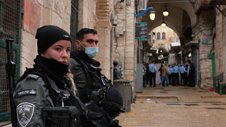 21.nov.2021 - Forças israelitas ficam de guarda atrás de um perímetro de segurança no local de um tiroteio na cidade velha de Jerusalém - Menahem KAHANA / AFP