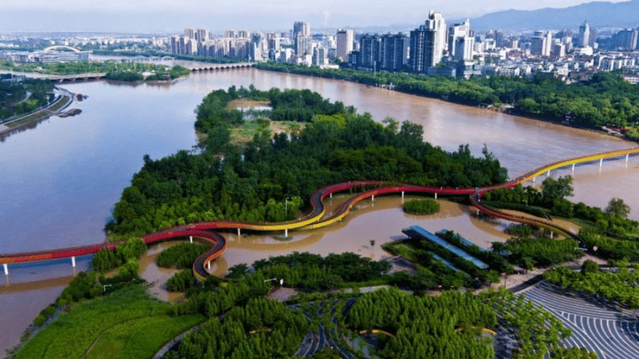 Rio Wujiang em Zhejiang, na China, com as margens recentemente reformadas - TURENSCAPE