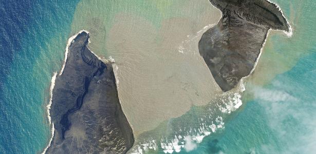 O vulcão submarino Hunga Tonga-Hunga Ha'apai duas horas antes de sua erupção