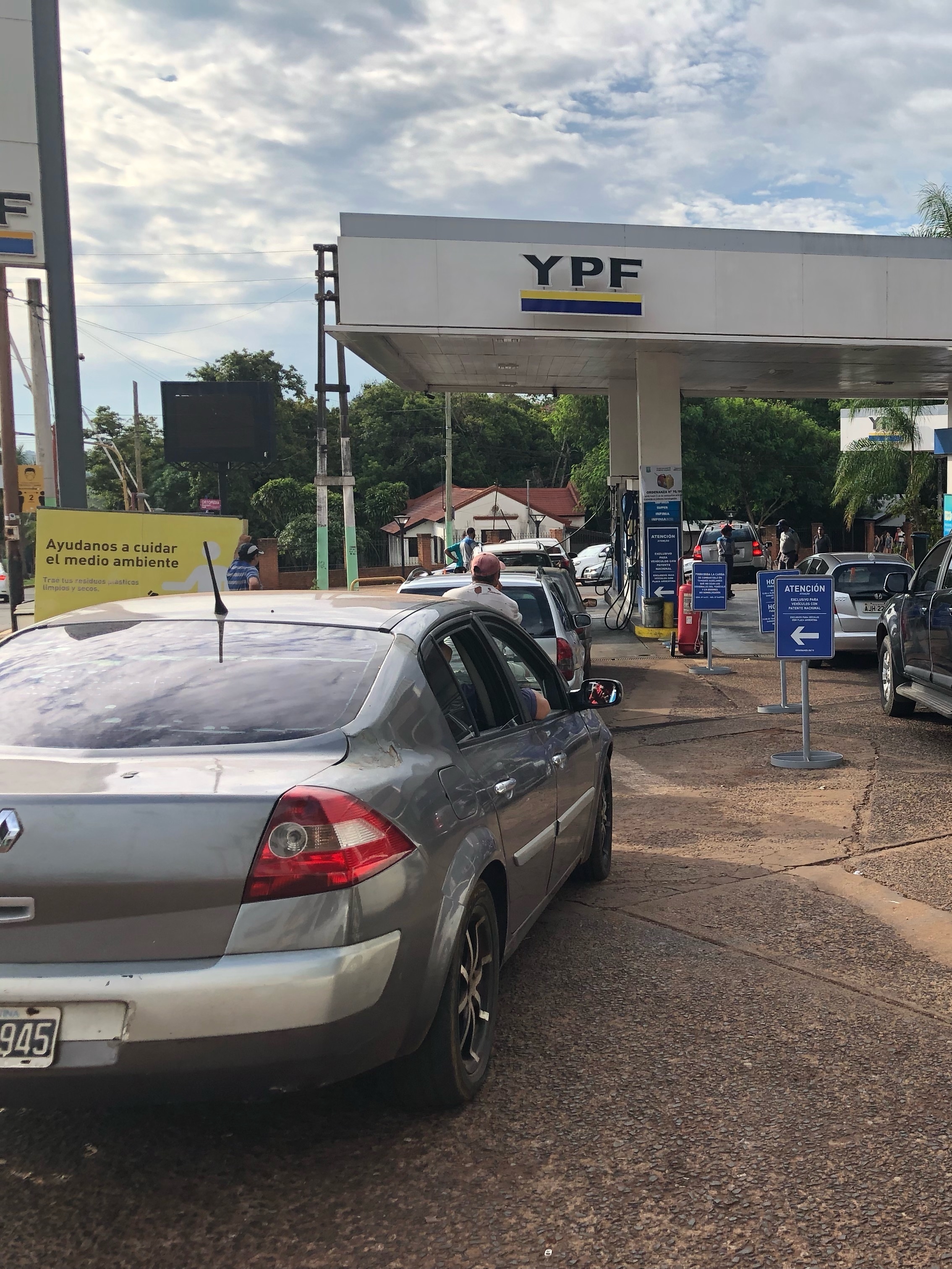 Alta da gasolina faz brasileiros cruzarem fronteira com Argentina