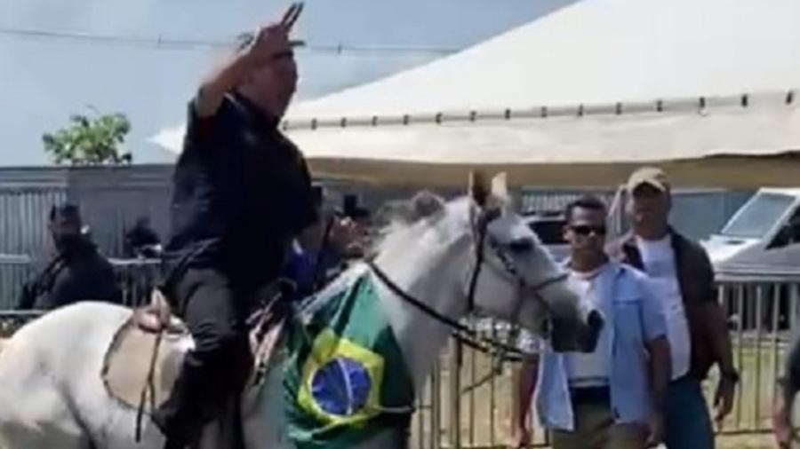 Presidente Jair Bolsonaro chega a evento em Parnamirim, no Rio Grande do Norte, montado a cavalo, como fez D. Pedro I em 1822 - Reprodução