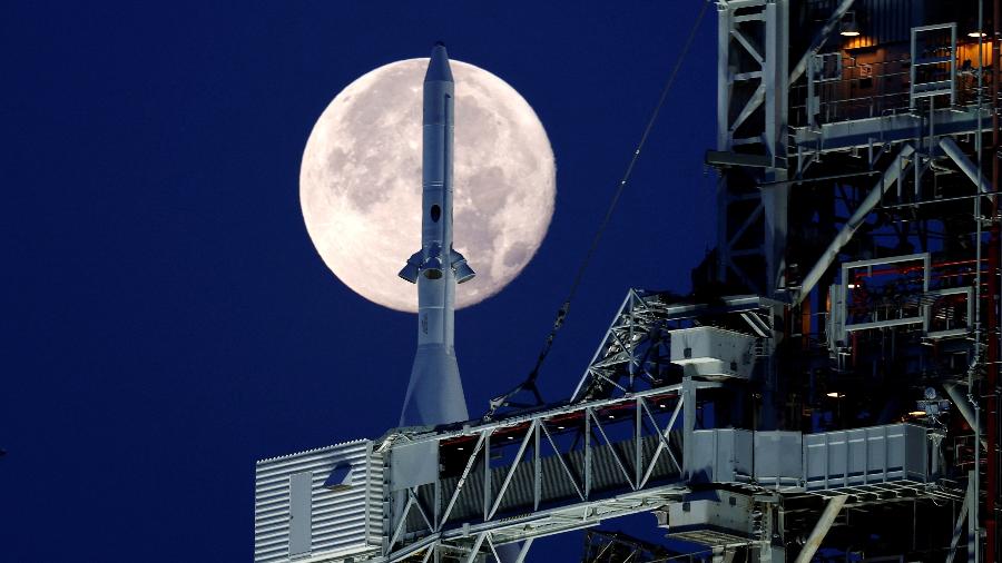 Superlua de Morango é fotografada atrás do foguete SLS do programa Artemis, que quer levar humanos de volta à Lua - Joe Skipper/Reuters