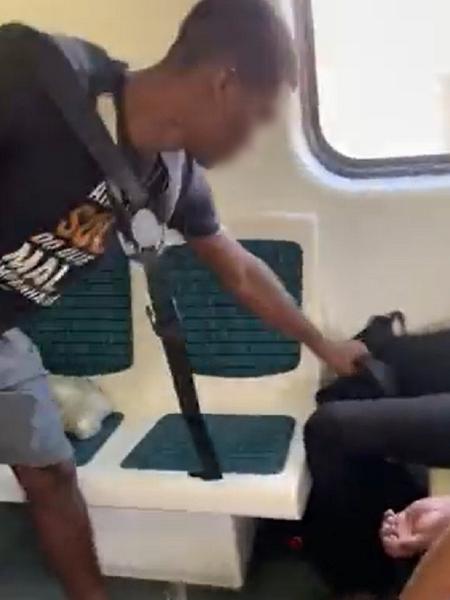 Homem foi flagrado pegando mochila de Jairo pouco após ele ser assassinado dentro de trem da SuperVia - Redes Sociais/Reprodução de vídeo