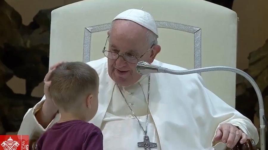 Papa elogiou a coragem e tranquilidade do menino, que ficou ao lado do pontífice até o final da audiência - Reprodução/Twitter