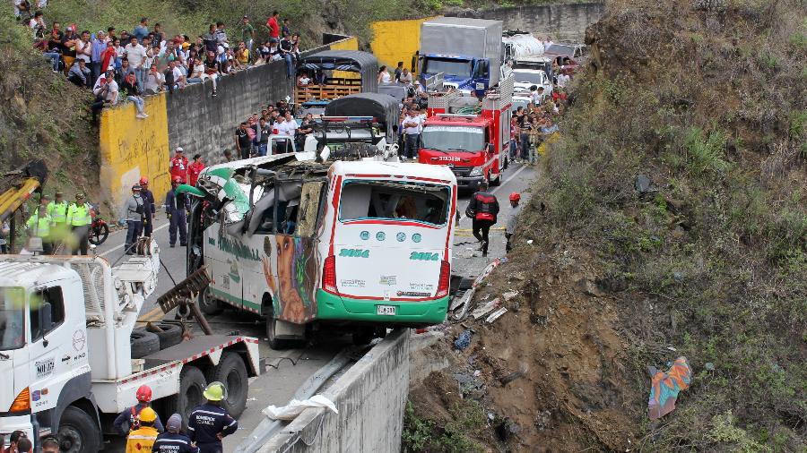 15.out.2022 - Equipes de resgate tentam proteger um ônibus após um acidente na Rodovia Panamericana, na Colômbia - Leonardo Castro/AFP