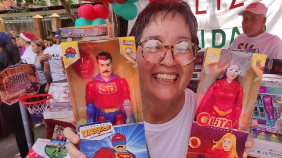 Mulher mostra bonecos do presidente venezuelano Nicolás Maduro e da primeira-dama - Reprodução/Twitter