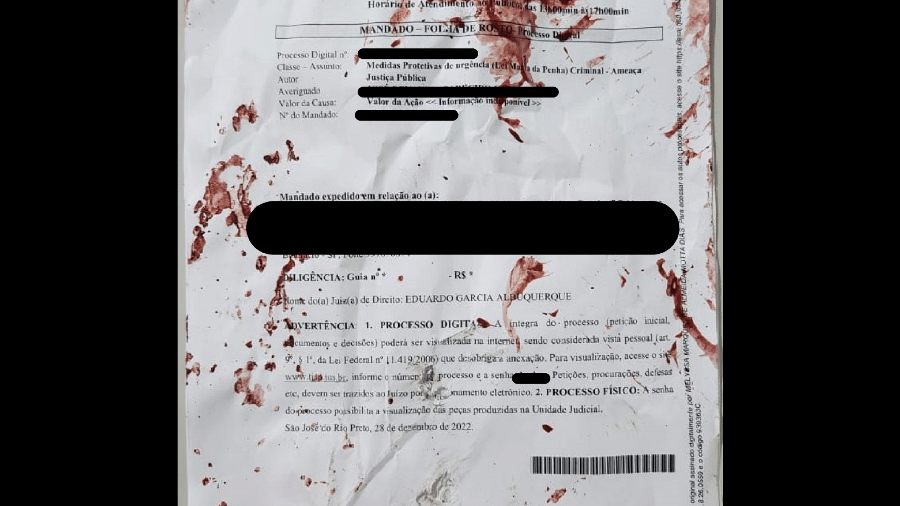 Documento a ser entregue manchado pelo sangue da oficial de justiça - Reprodução/Assojuris