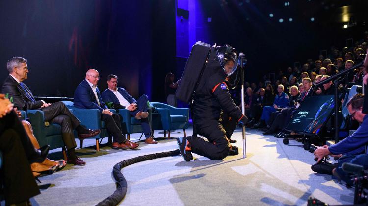 Jim Stein demuestra el grado de movilidad de un traje espacial desarrollado por Axiom Space que se utilizará en la misión Artemis - Mark Felix/AFP - Mark Felix/AFP