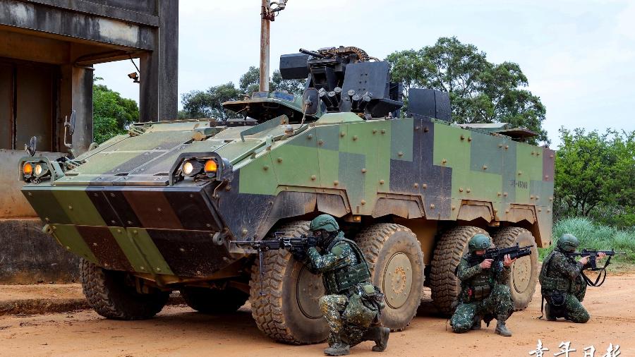 Em foto divulgada em 9 de abril de 2023, soldados do Exército de Taiwan participam de exercícios militares - Ministério da Defesa de Taiwan via REUTERS