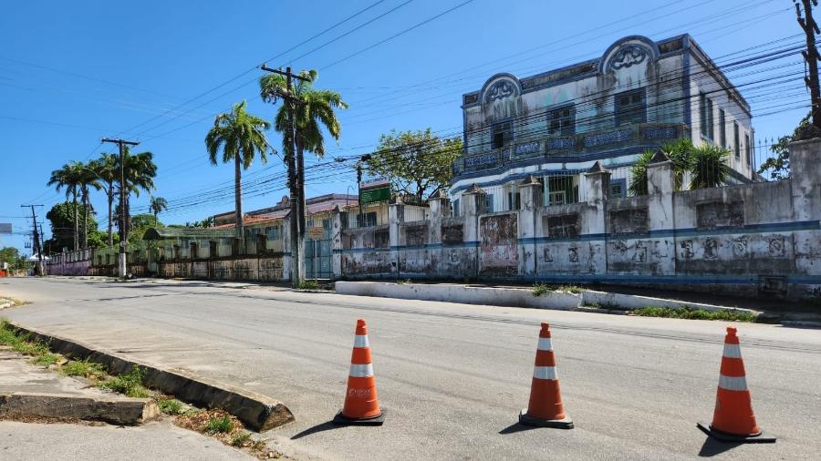 Rua fechada que dá acesso ao bairro do Mutange, em Maceió - Carlos Madeiro
