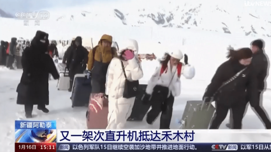 Turistas e moradores resgatados após ficarem presos em área de esqui na China