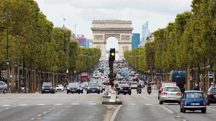 Paris vem prometendo se tornar uma cidade mais verde e já reduziu velocidade dos carros e ruas em que eles podem circular