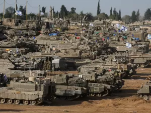 Tanques israelenses cercam metade leste de Rafah; há relatos de explosões