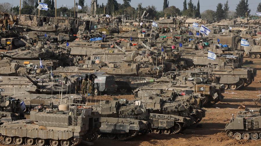 Veículos militares de Israel perto da fronteira com Gaza em 9 de maio de 2024 - Amir Cohen/REUTERS