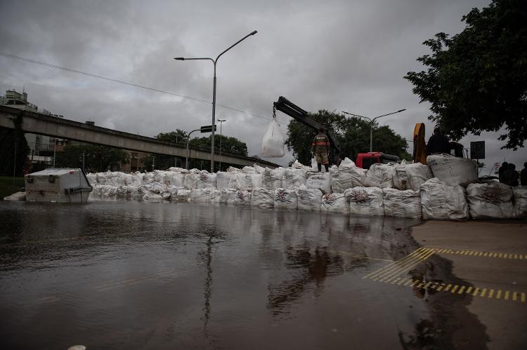 Na foto, sacos de areia reforçam a barragem montada na Avenida Presidente João Goulart, em frente ao gasômetro de Porto Alegre (RS)