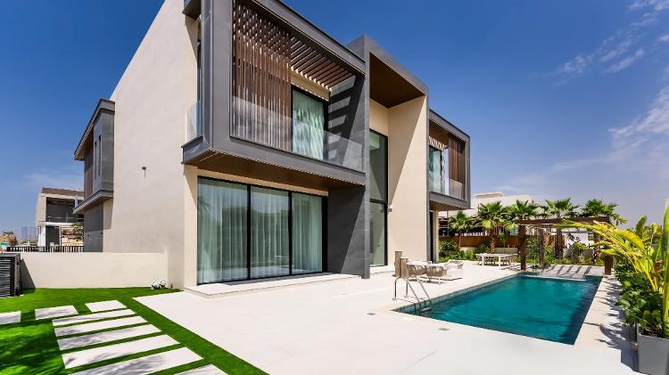 Mansão em Dubai, nos Emirados Árabes Unidos, tem até piscina no terraço, e está avaliada em R$ 80 milhões