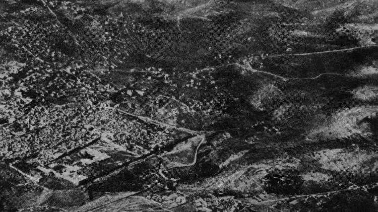 À esquerda, a cidade de Jerusalém. No alto à direita, um forte de formato oval que seria o local do acampamento do rei Senaqueribe