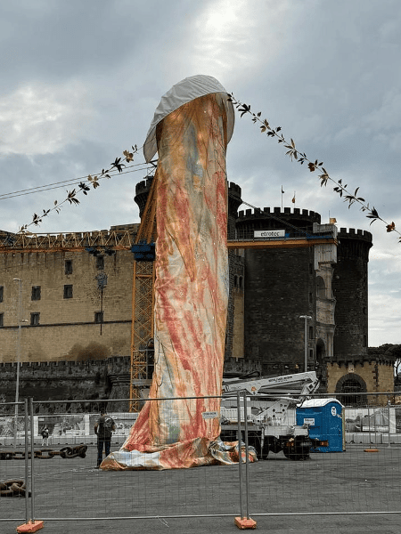 Escultura foi colocada em praça famosa de Nápoles