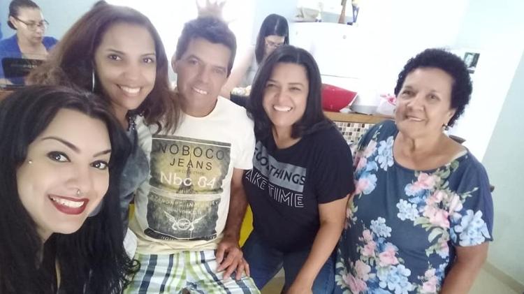 Thais (irmã), Roberta (irmã), Erinaldo, Luciana (irmã) e a mãe de Erinaldo