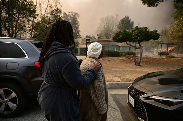 8.jan.2025 - Ordens de evacuação foram emitidas para pelo menos 130 mil pessoas devido aos incêndios florestais que atingem a Califórnia