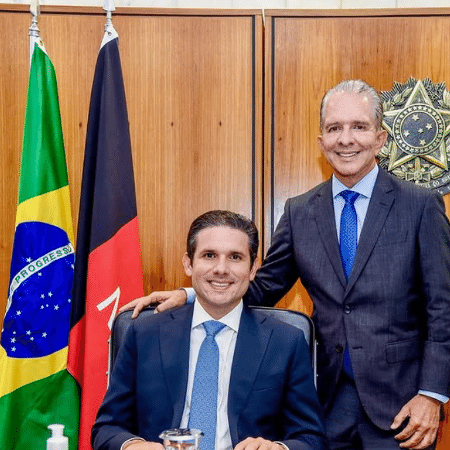 O presidente da Câmara, Hugo Motta (Republicanos-PB), e seu pai, Nabor Wanderley (Republicanos), prefeito de Patos (PB) O presidente da Câmara, Hugo Motta (Republicanos-PB), e seu pai, Nabor Wanderley (Republicanos), prefeito de Patos (PB)