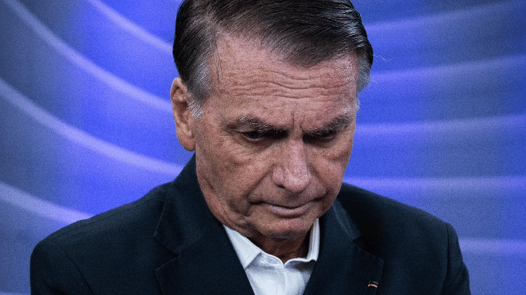 Bolsonaro usou terno ganhado de presente com uma costura verde-amarela na lapela Bolsonaro usou terno ganhado de presente com uma costura verde-amarela na lapela