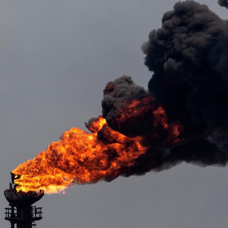 Vista da chaminé de uma refinaria de petróleo na Venezuela
