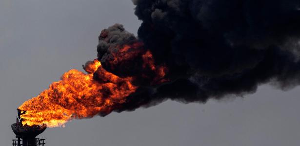 Petróleo cai por pressão dos EUA para explorar recursos da Venezuela