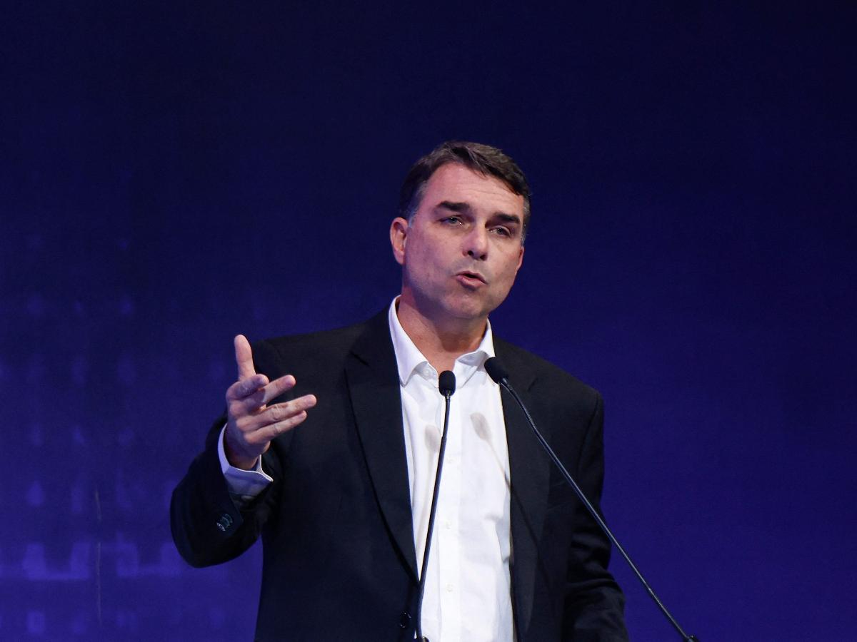 OAB pede a Moraes suspensão de proibição de contato de Flávio com Bolsonaro