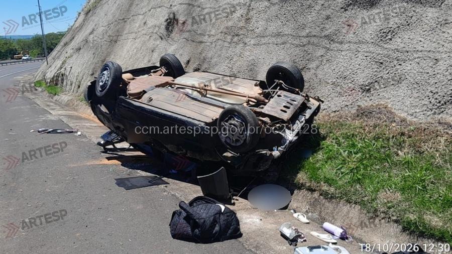 Passageira morre após ser arremessada de carro em capotamento na rodovia SP-333 Passageira morre após ser arremessada de carro em capotamento na rodovia SP-333
