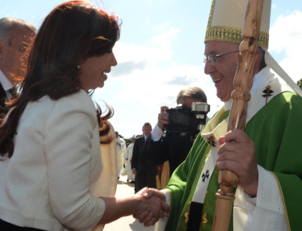 A presidente argentina, Cristina Kirchner, se encontra com o papa Francisco durante visita ao Paraguai - Telam/Xinhua