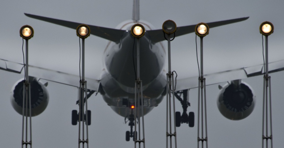 28.jul.2015 - Avião passa por luzes sinalizadoras durante forte neblina na manhã desta terça-feira, em Guarulhos (SP)