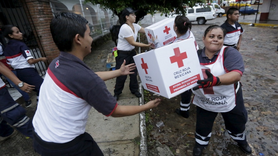 24.out.2015 - Voluntários da Cruz Vermelha do México transportam caixas de mantimentos e medicamentos para auxiliar as vítimas da tempestade tropical Patrícia - Henry Romero/Reuters