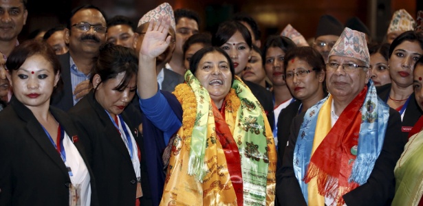 Bidhya Bhandari (centro) acena após ser eleita presidente do Nepal, em Katmandu