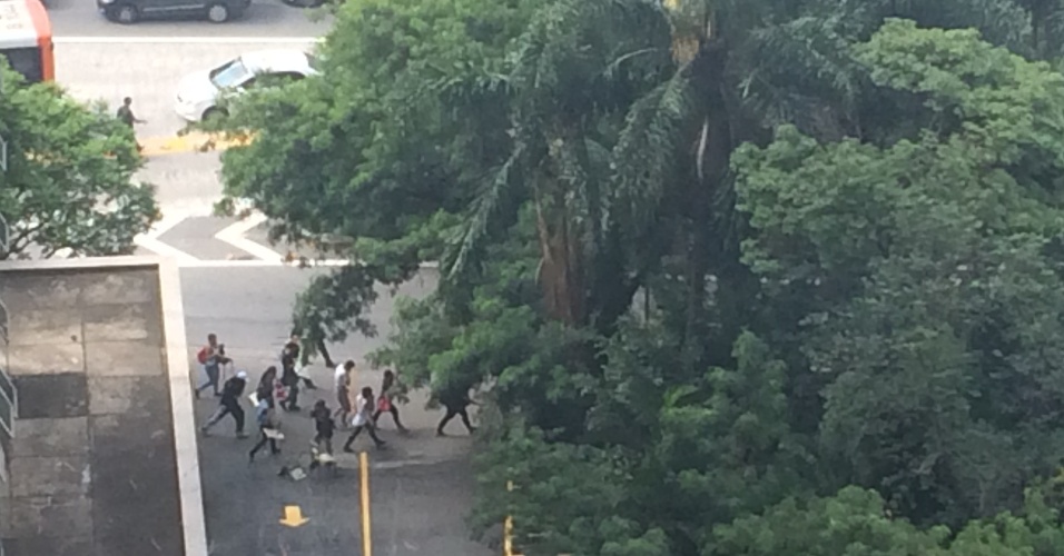 3.dez.2015 - PM usa bombas de gás na avenida Eusébio Matoso durante protesto de estudantes na zona oeste de São Paulo