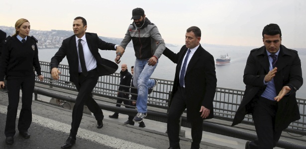 Çatras é retirado da beirada da ponta pelos seguranças do governo turco - Yasin Bulbul/Divulgação via Reuters