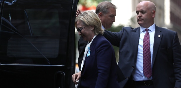  A candidata democrata à Presidência dos EUA, Hillary Clinton, deixa a cerimônia em homenagem ao 11 de Setembro, em Nova York, após sentir-se mal - Justin Sullivan/Getty Images/AFP