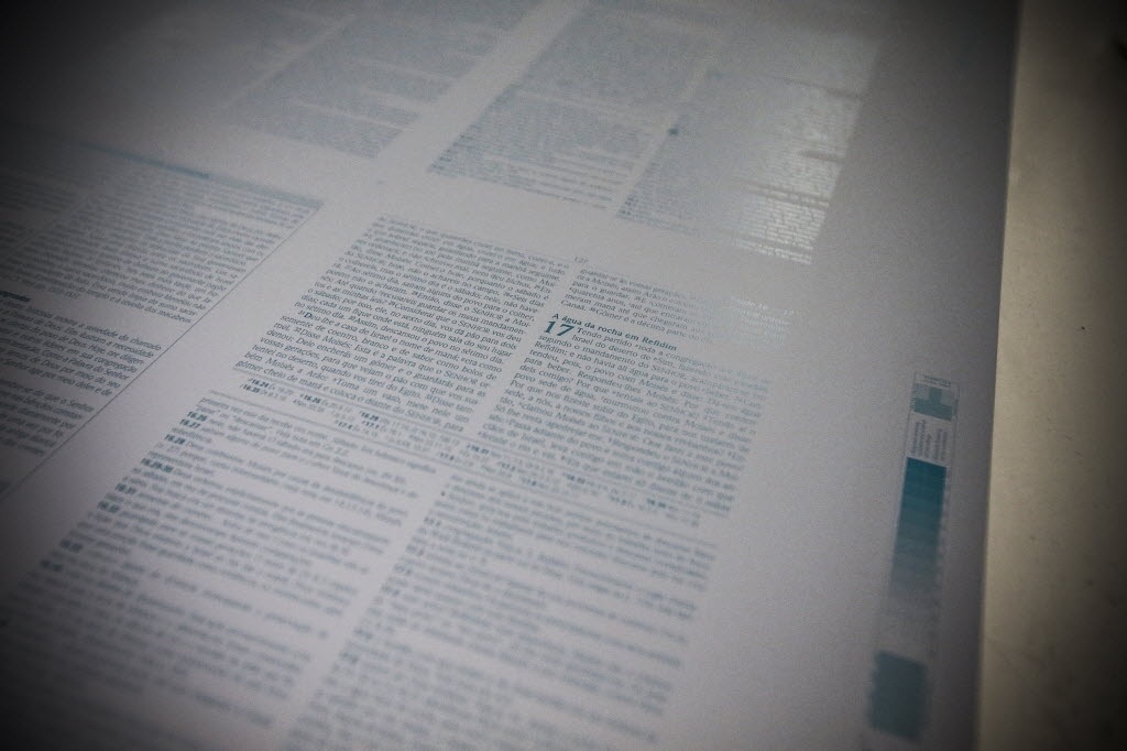 Processo de produção da Bíblia na gráfica da SBB (Sociedade Bíblica Brasileira), em Barueri (SP) - Lucas Lima/UOL