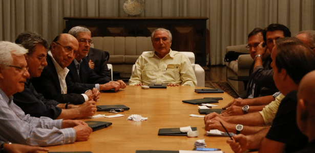 Presidente Michel Temer com aliados no Palácio do Alvorada. Tropa de choque do governo tenta aprovar reforma trabalhista antes de o presidente ser formalmente denunciado pela PGR - Marcos Corrêa/Presidência da República