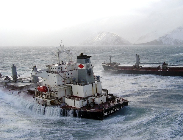 12.dez.2014 - O navio de carga da Malásia Selendang Ayu, de cerca de 225 metros, se parte em dois no alto mar e em meio a vendaval próximo a Unalaska, no Alasca - U.S Coast Guard via The New York Times