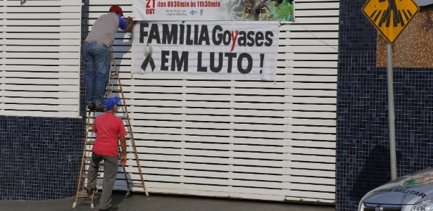 Faixa é colocada no portão do Colégio Goyases - DIDA SAMPAIO/ESTADÃO CONTEÚDO