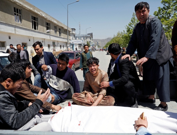 22.abr.2018 - Jovem se desespera após ataque de homem-bomba em Cabul - Mohammad Ismail/Reuters