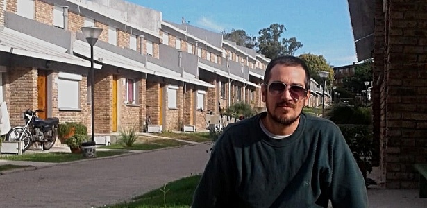 Andrés Risso diante do conjunto habitacional que ajudou a construir e onde mora - Arquivo pessoal