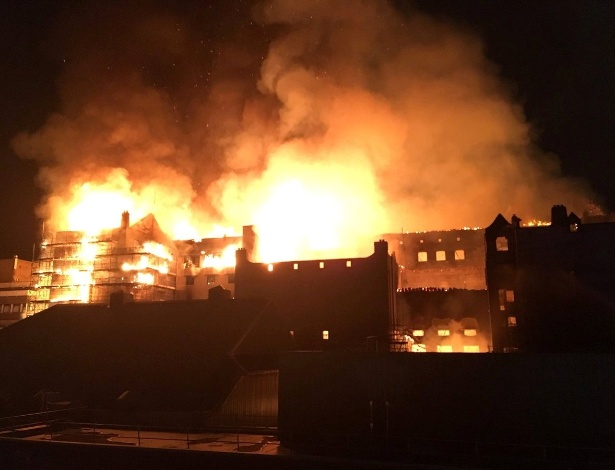 Escola de arte de Glasgow em chamas na noite da sexta-feira - Twitter/@ Banpo_Monkey/via Reuters