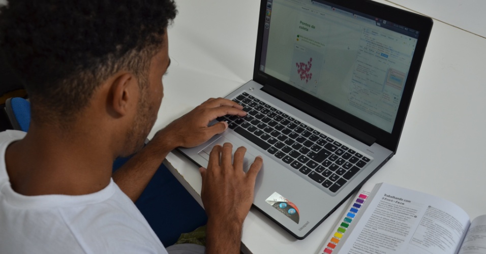 Como ONG brasileira subiu o morro para fazer jovens virarem programadores
